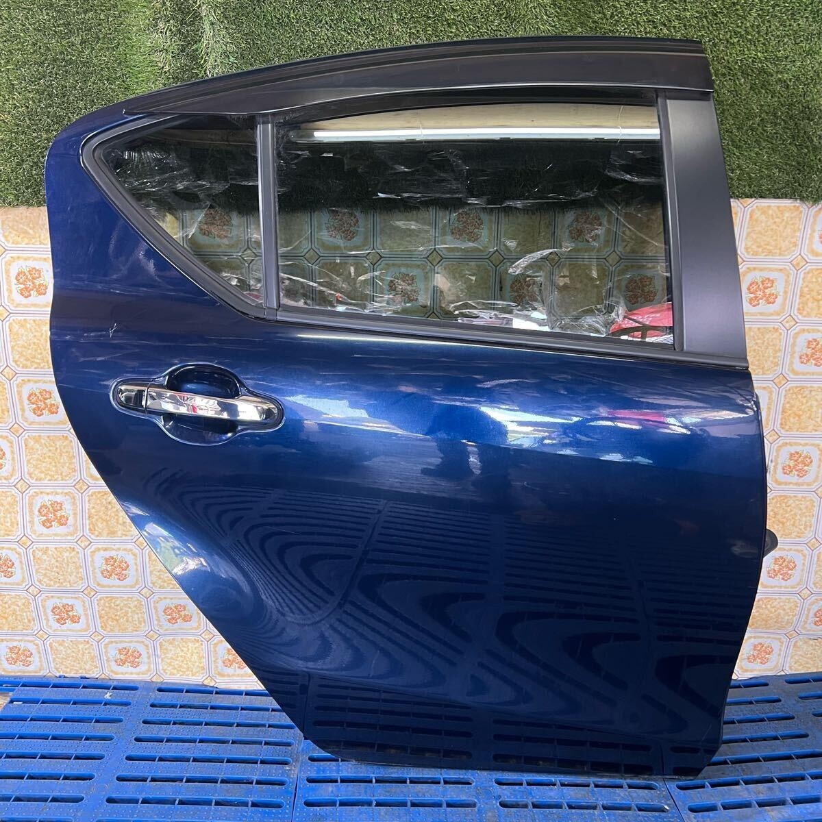 アクア 10 AQUA 【《NHP10》】純正 右リアドア 右ドア リアドア ドア【《色 8S6》】拍卖