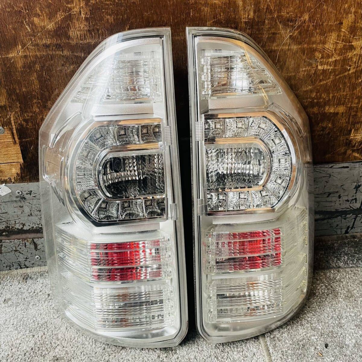 ノア ヴォクシー 【ZRR70】右左セット テールランプ テールライト拍卖