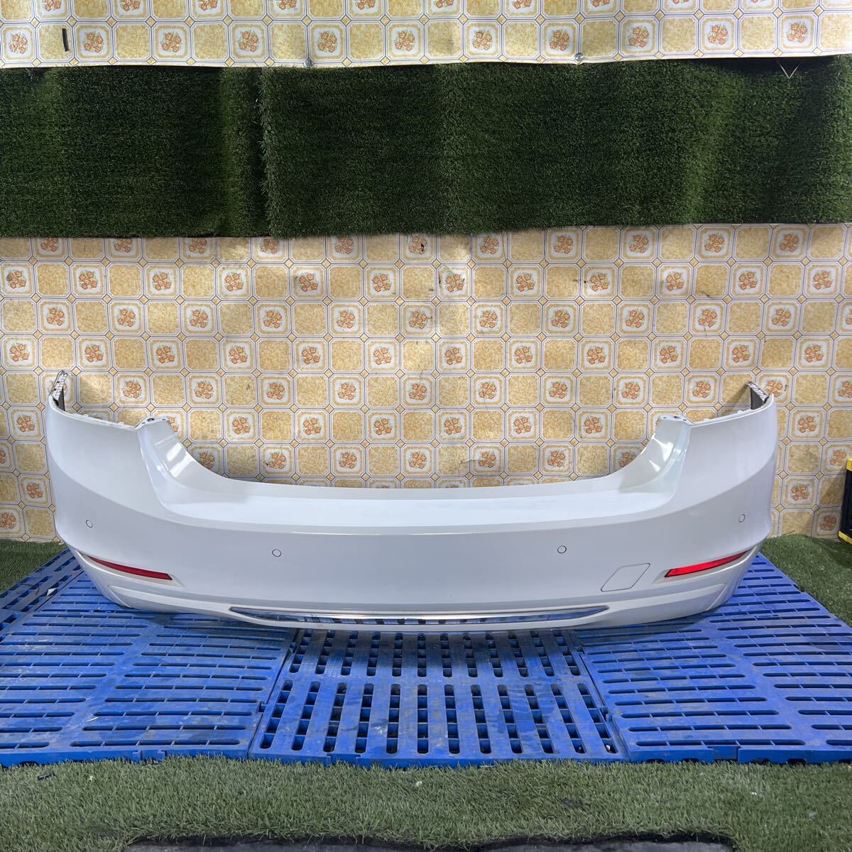 BMW 320i 3シリーズ 《F30 F31》純正 リアバンパー 純正バンパー バンパー 白 11-9-25拍卖