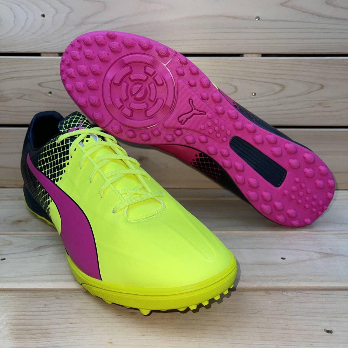 プーマ 31cm エヴォスピード 4.5 トリックス PUMA EVOSPEED 4.5 TRICKS TT ピンク イエロー サッカー トレーニング フットサル 桃色 黄色拍卖