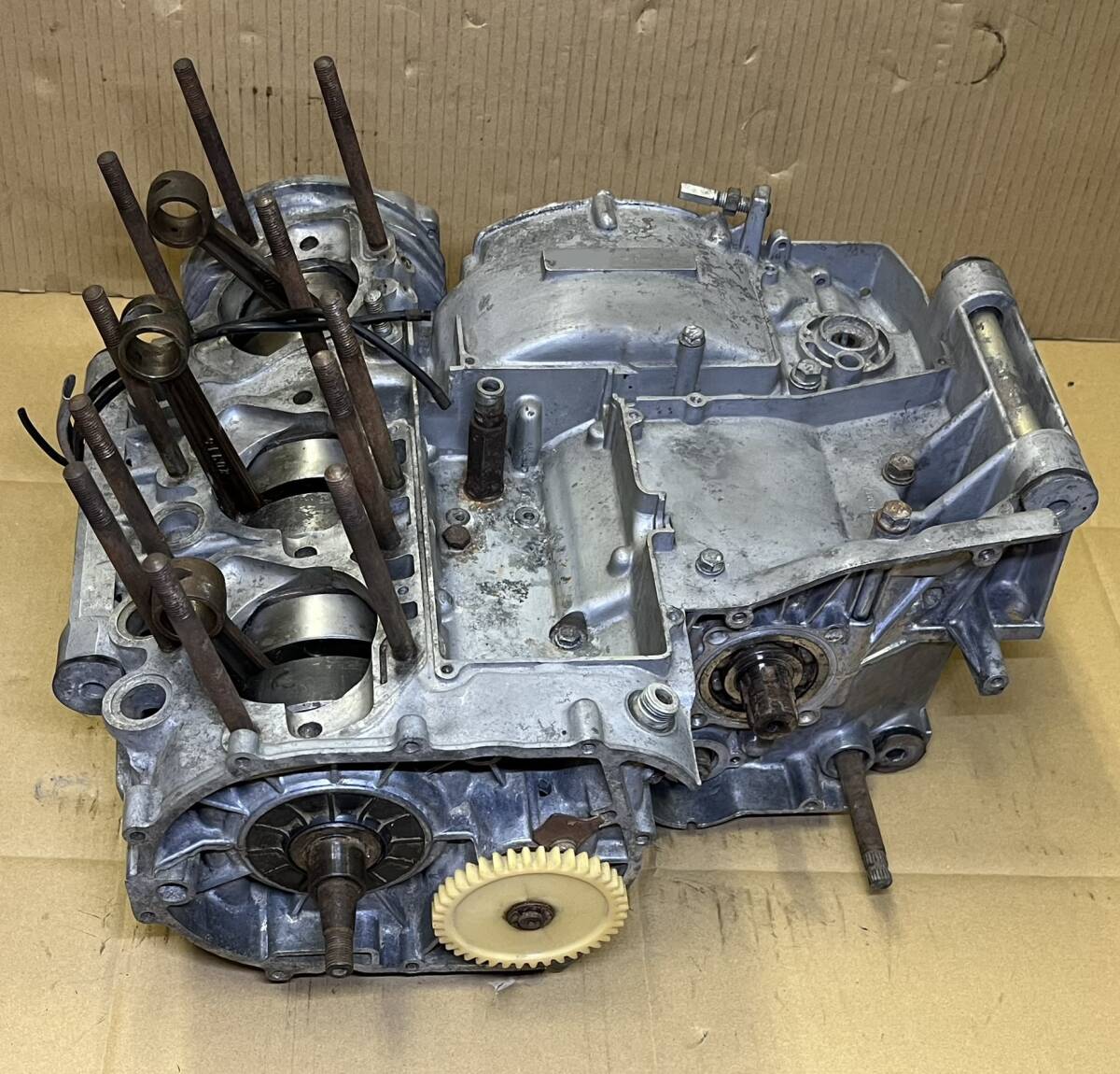 超貴重品●特選中古1点限★スズキ 純正★GT750(GT750-118**)●エンジンケース/クランクケース/上/下/クランクシャフト●SUZUKI 初期 FD411拍卖