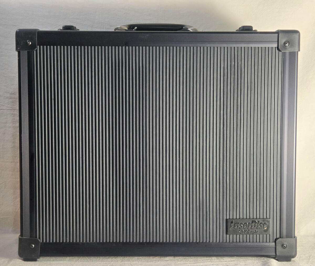 ★珍品★ LaserDisc用 アルミケース SING-148 ブラック レーザーディスク収納 レトロ 映像コレクター向け エフェクターケースにも拍卖