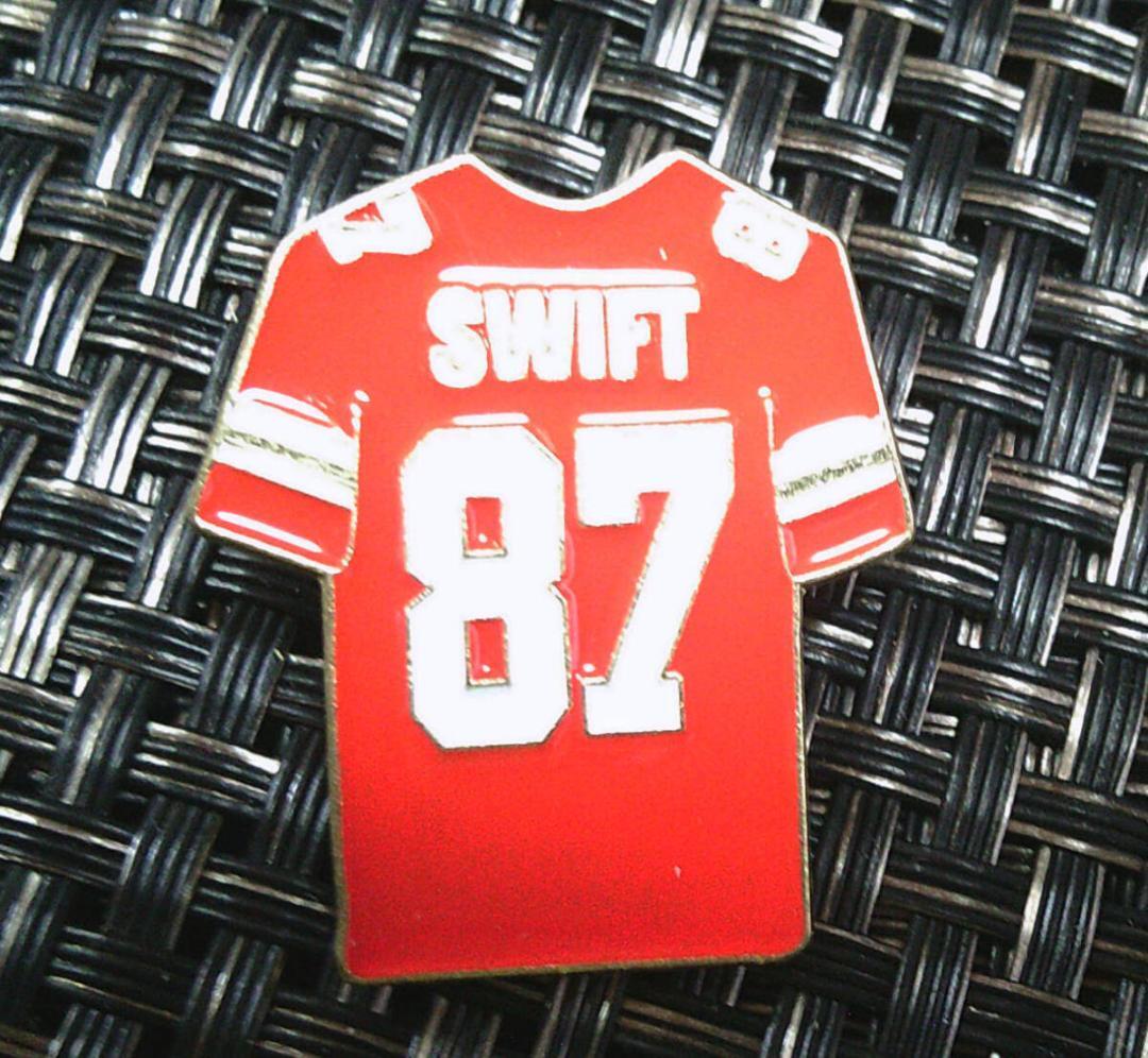 《赤SW87ユニ型》激渋テイラー・スウィフト NFL トラビス・ケルシー アメフト カンザス ピンバッジ■おしゃれ ファッション 応援拍卖