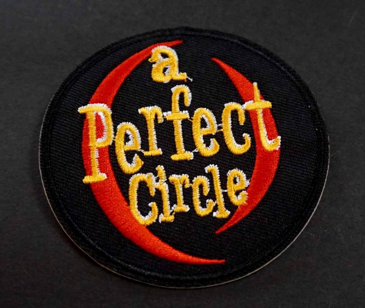 黒円PC黄赤■激渋■新品『a Perfect circle』ア.パーフェクト.サークル アメリカ ロックバンド 刺繍ワッペン■ミュージック 音楽 楽器 仲間拍卖