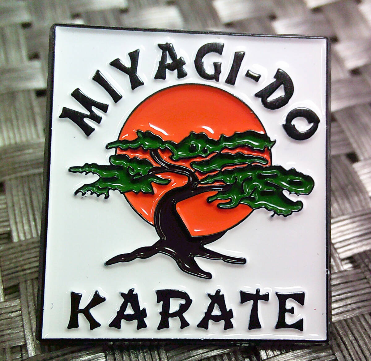 《松太陽US空手》白四角■新品■『ベスト・キッドKARATE KID コブラ会 Cobra Kai 』金属ピンバッジ■映画 ◆ジョニー ダニエル アメリカ拍卖