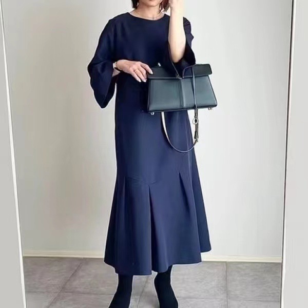 人気推薦お袖と裾がひらひらとお出かけワンピ新品大きいサイズジャージーニット素材の紺色ストレッチワンピ拍卖