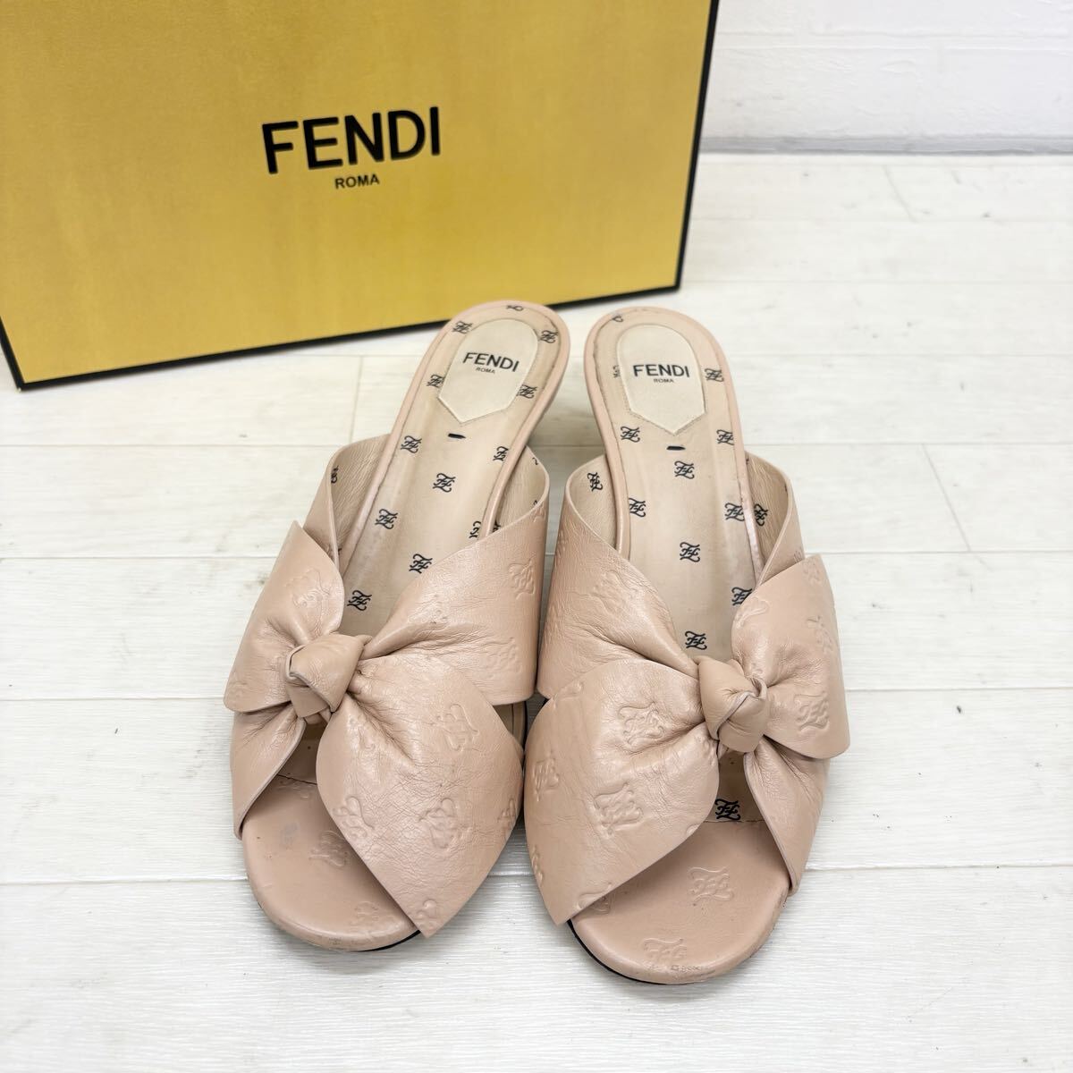 M28〓 箱付き FENDI フェンディ ミュール レディース サイズ40 ピンクベージュ オープントゥ 靴 シューズ カジュアルシューズ拍卖