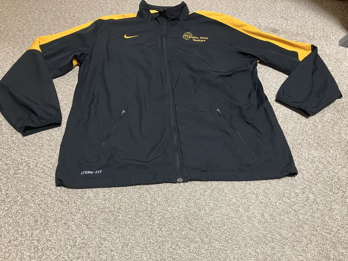 レア希少☆NCAAウィチタ州立大学バスケットボールチームWichita State Shockers NIKE ナイキナイロンジャケット メンズLサイズ拍卖