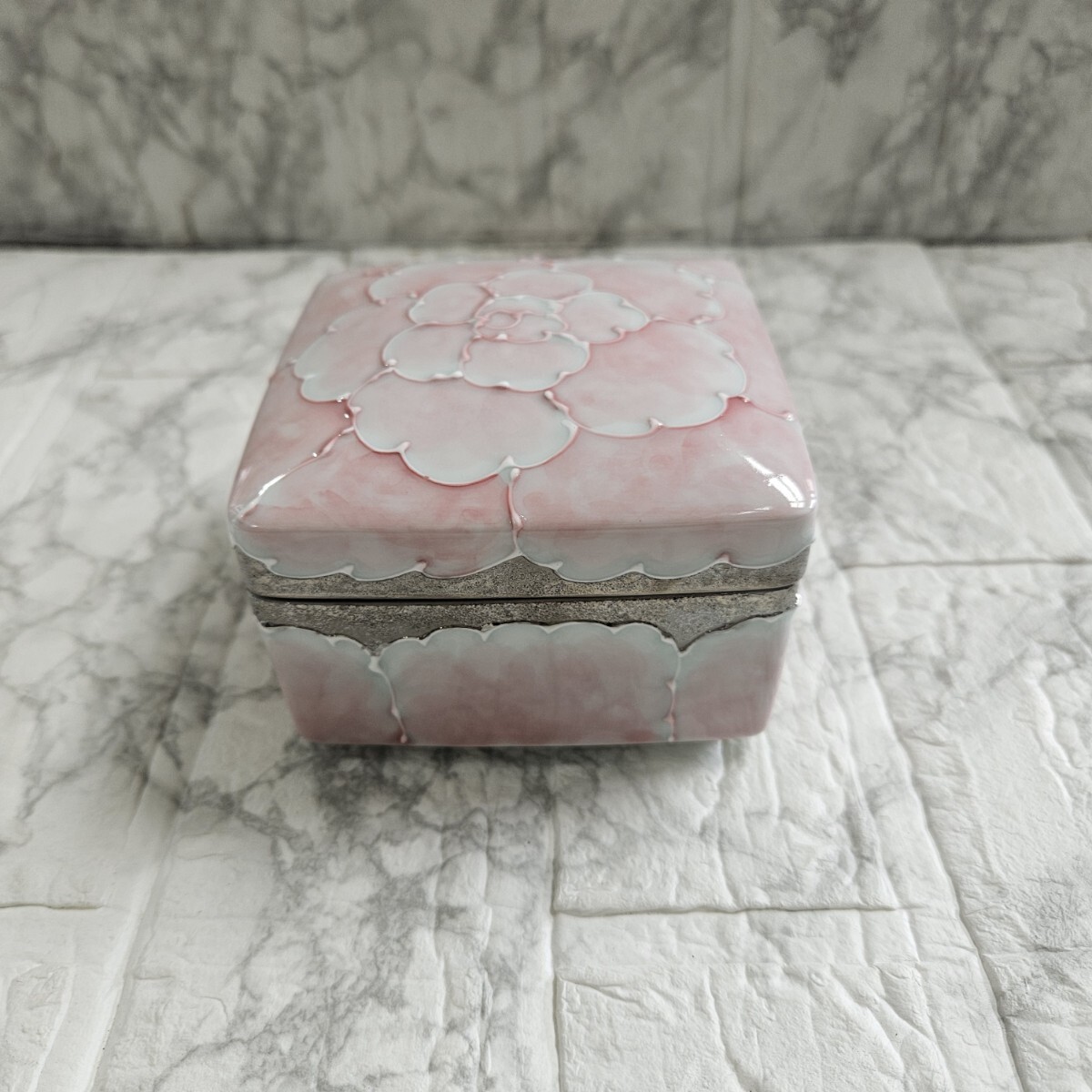 【美品】有田焼 プラチナ牡丹 角陶箱 小物入れ ピンク 菓子箱 コレクション拍卖