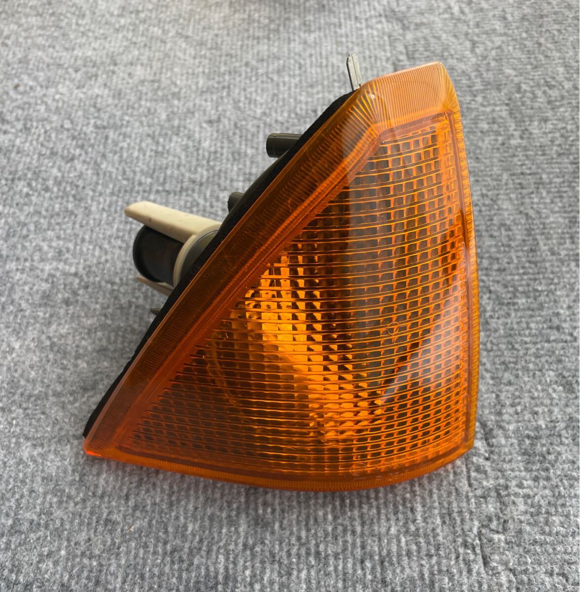 【新品】アルファロメオ75 前期型 ウィンカー シグナルランプ インジケータ 右側 純正 CARELLO バルブソケット付き拍卖