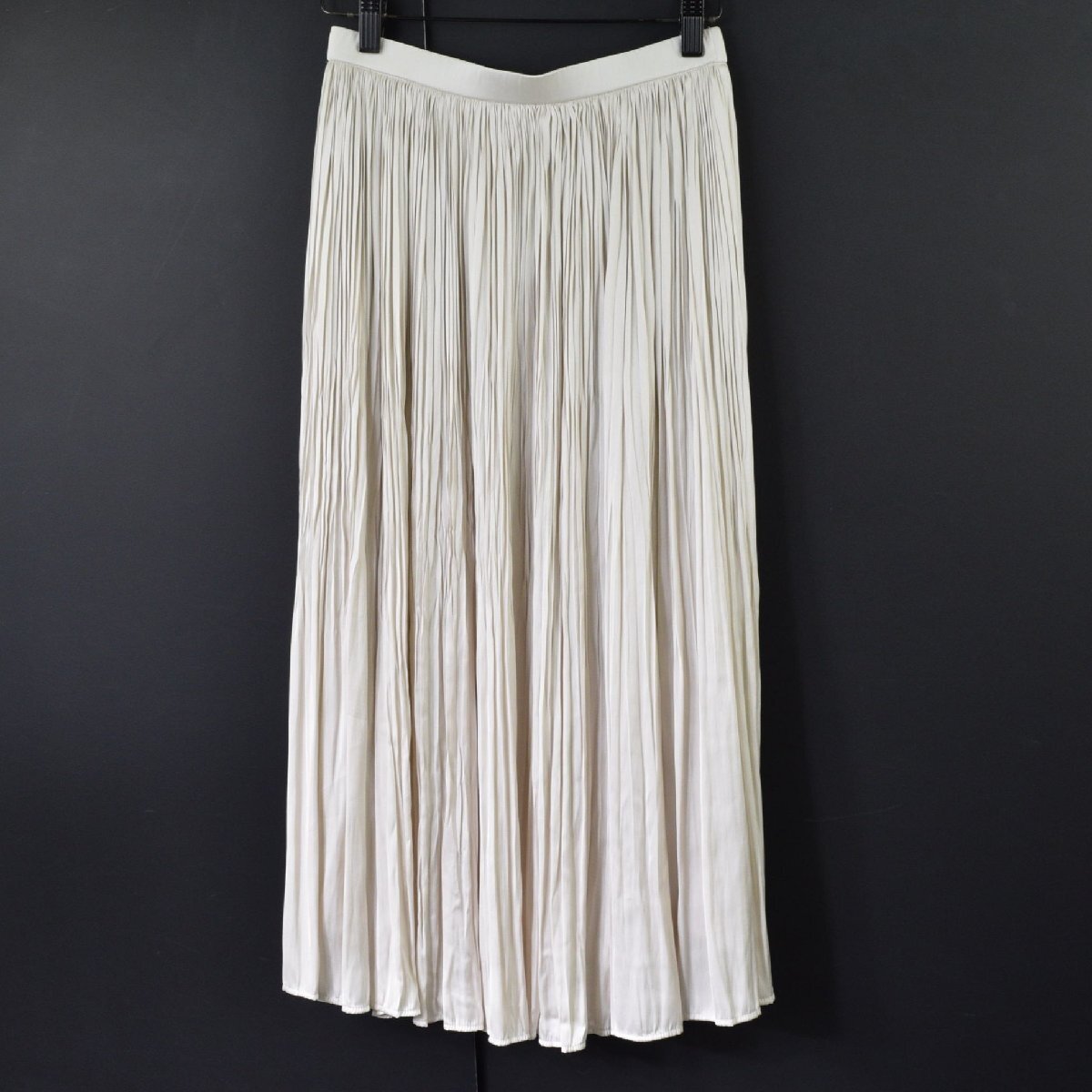 1340-25P0155★ROPE ロペ 美品★秋 撥水 しっとり艶やかサテンライトベージュ しわ加工プリーツ スカート 36 14300円拍卖