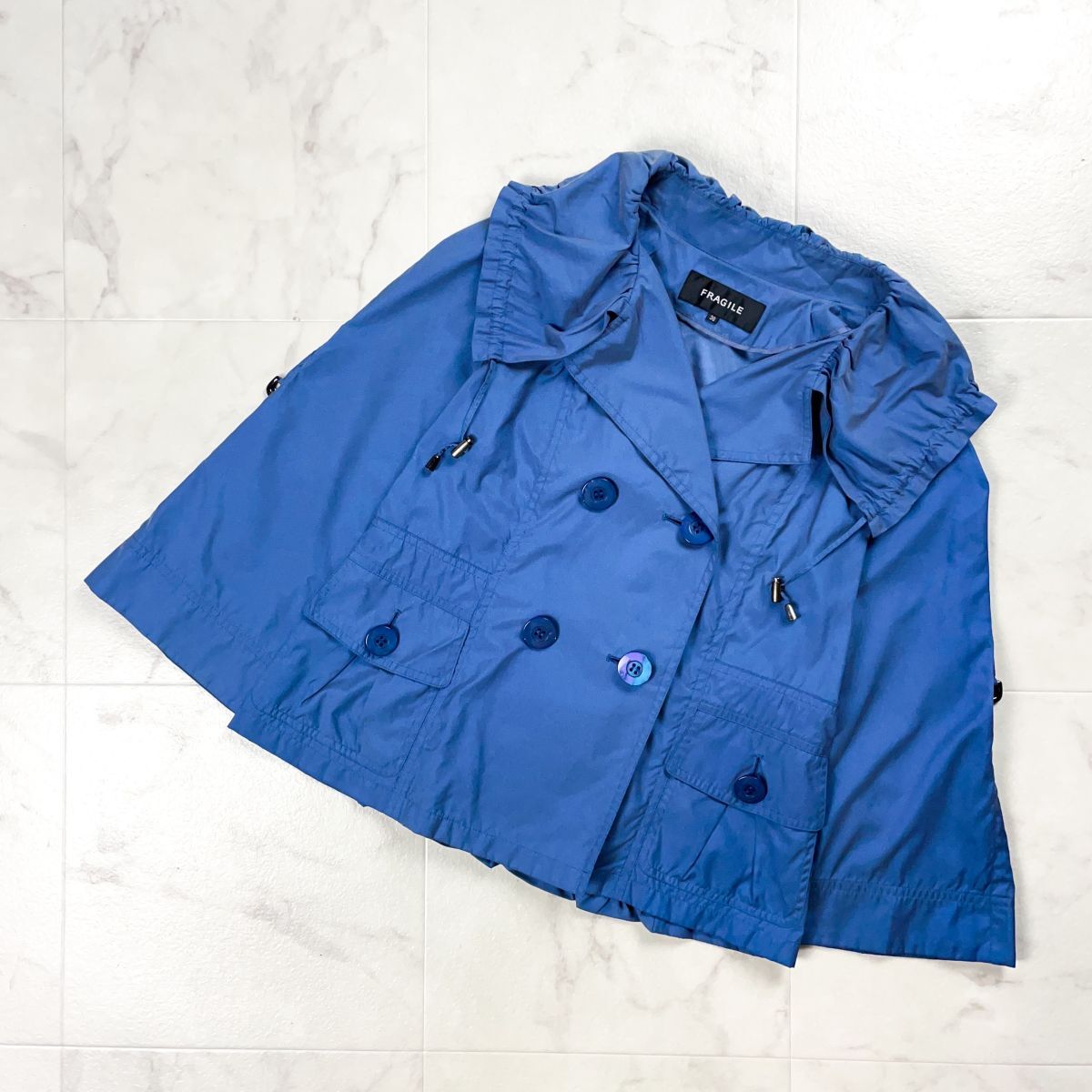 美品 FRAGILE フラジール ショート丈スプリングコート フリル トレンチ ダブルボタン 七分袖 フレア レディース 青 ブルー サイズ38*GD76拍卖