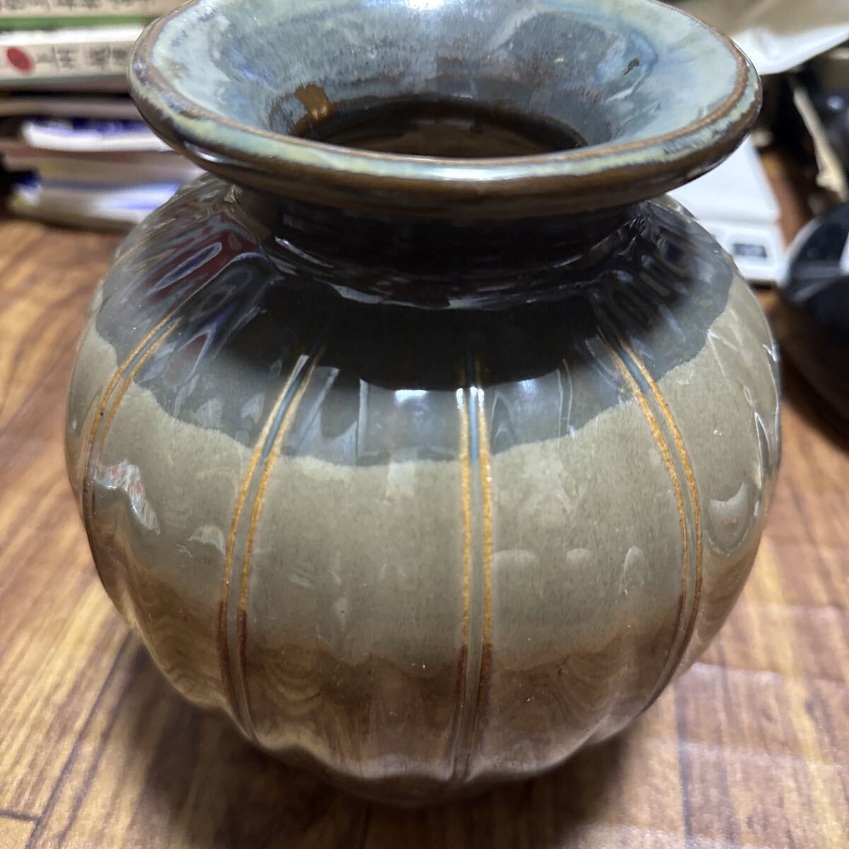 陶器製の壺、花瓶、装飾品 22x17x11x1531g口が広く胴体が丸みを帯び表面に縦縞模様釉薬は上部が青みがかった灰色、下部が茶色がかった灰色拍卖