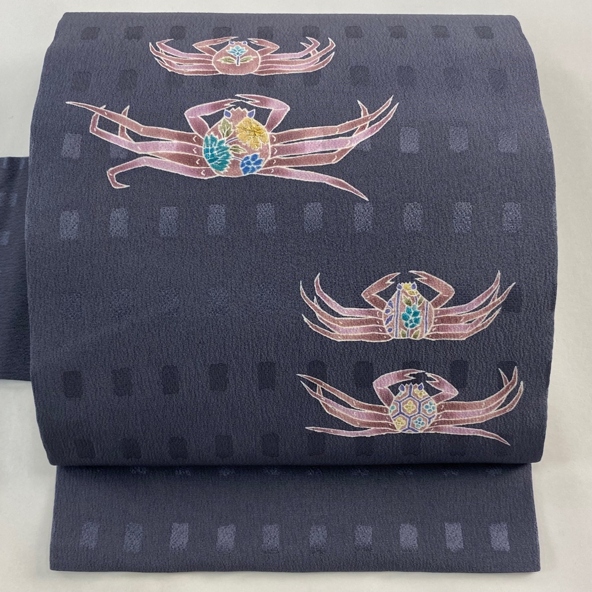 名古屋帯 美品 秀品 落款 蟹 草花 刺繍 金糸 灰色 正絹 【中古】拍卖