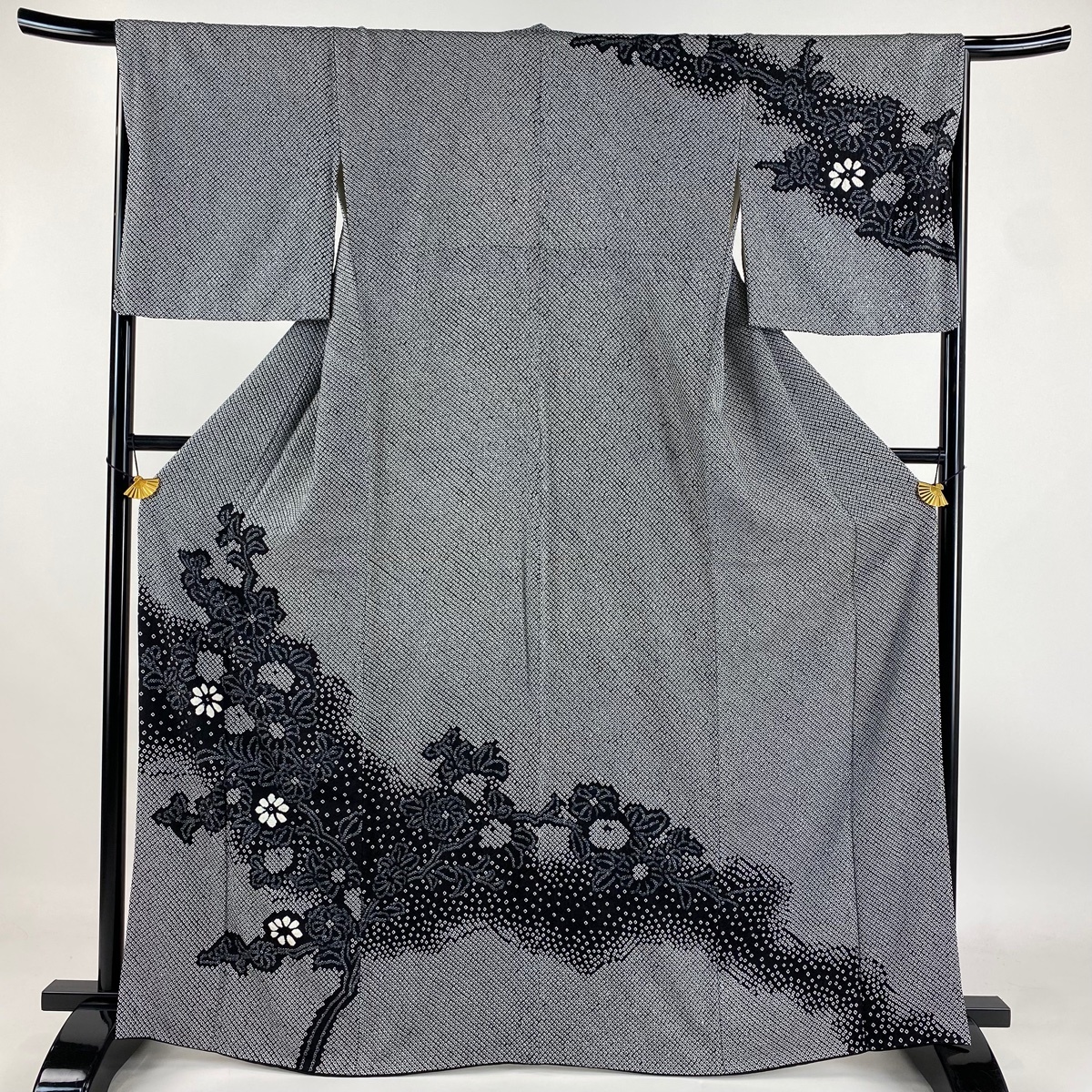 訪問着 身丈164.5cm 裄丈66cm M 袷 菊 枝花 絞り 黒 正絹 名品 【中古】拍卖