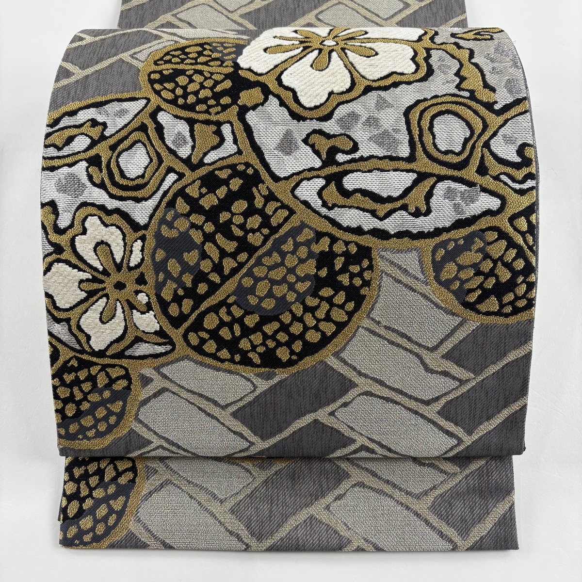 袋帯 美品 名品 草花 檜垣文 金銀糸 ビロード風 灰色 お太鼓柄 正絹 【中古】拍卖