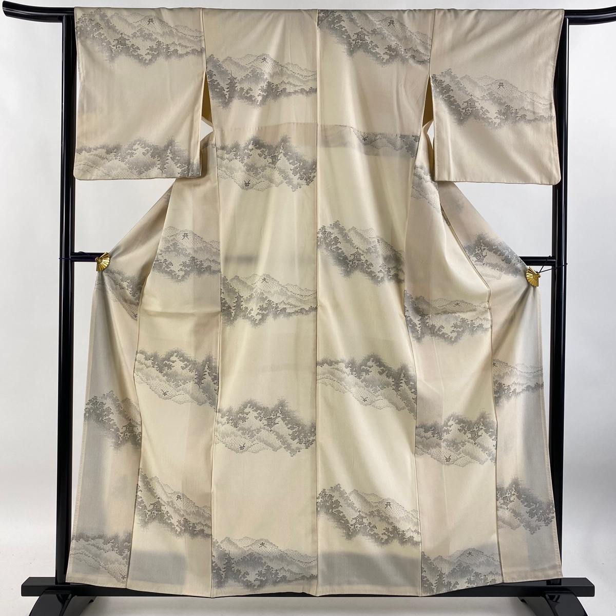 お召 身丈161.5cm 裄丈63.5cm S 袷 山並み 建物 ベージュ 正絹 秀品 【中古】拍卖