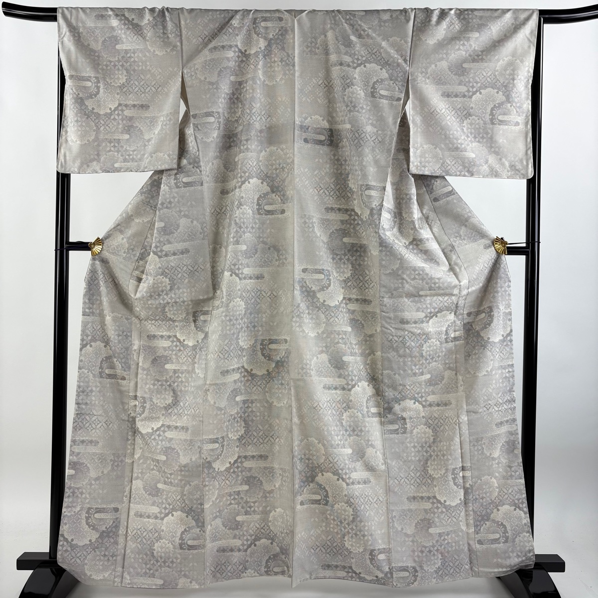 大島紬 身丈164cm 裄丈68.5cm L 袷 名匠 たかし しろたえ紬 落款 証紙 雪輪 ヱ霞 灰白 正絹 逸品 【中古】拍卖