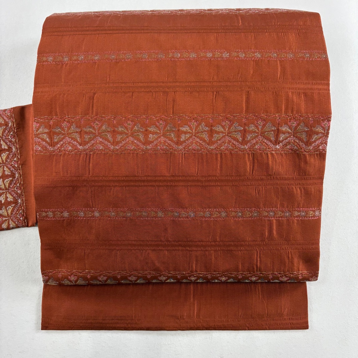 名古屋帯 優品 草花 段縞模様 金銀糸 箔 赤茶 正絹 【中古】拍卖