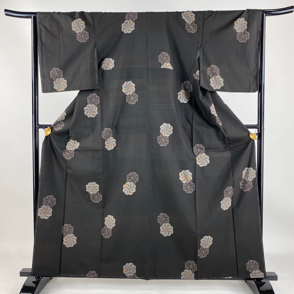 大島紬 身丈161cm 裄丈65.5cm M 袷 純泥染 証紙 花 墨色 正絹 名品 【中古】拍卖