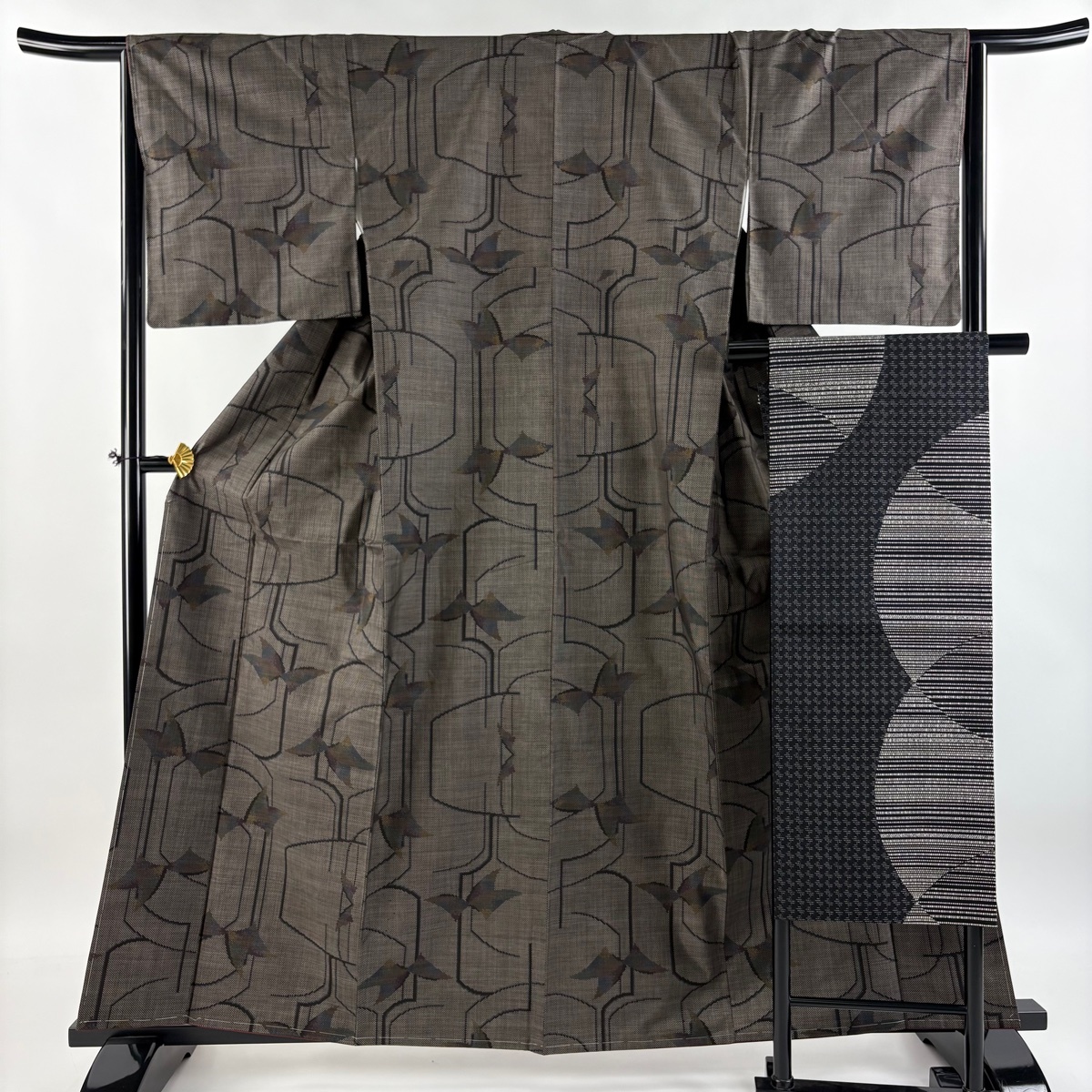 大島紬 身丈161cm 裄丈65cm M 袷 名古屋帯セット 純泥染 証紙 幾何学 焦茶色 正絹 美品 名品 【中古】拍卖