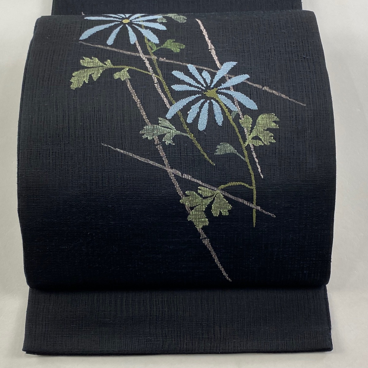 袋帯 美品 秀品 菊 金糸 黒 お太鼓柄 正絹 【中古】拍卖