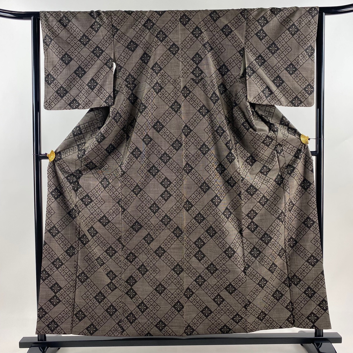 大島紬 身丈158cm 裄丈64.5cm M 袷 純泥染 証紙 菱 花 焦茶色 正絹 美品 秀品 【中古】拍卖