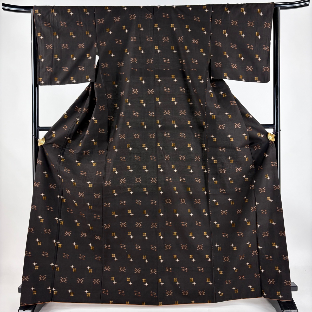 紬 身丈166cm 裄丈65cm M 袷 流水 井桁絣 焦茶色 正絹 美品 名品 【中古】拍卖