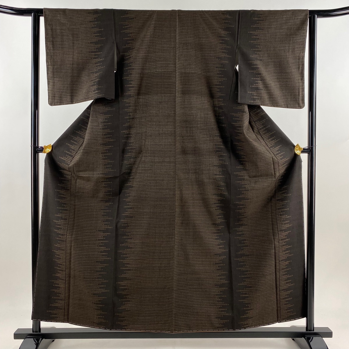 紬 身丈157cm 裄丈61.5cm S 袷 柿渋 岡田勇 亀甲絣 幾何学 焦茶色 正絹 美品 秀品 【中古】拍卖