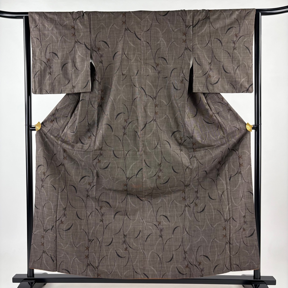 大島紬 身丈159.5cm 裄丈64cm M 袷 純泥染 証紙 花唐草 焦茶色 正絹 秀品 【中古】拍卖