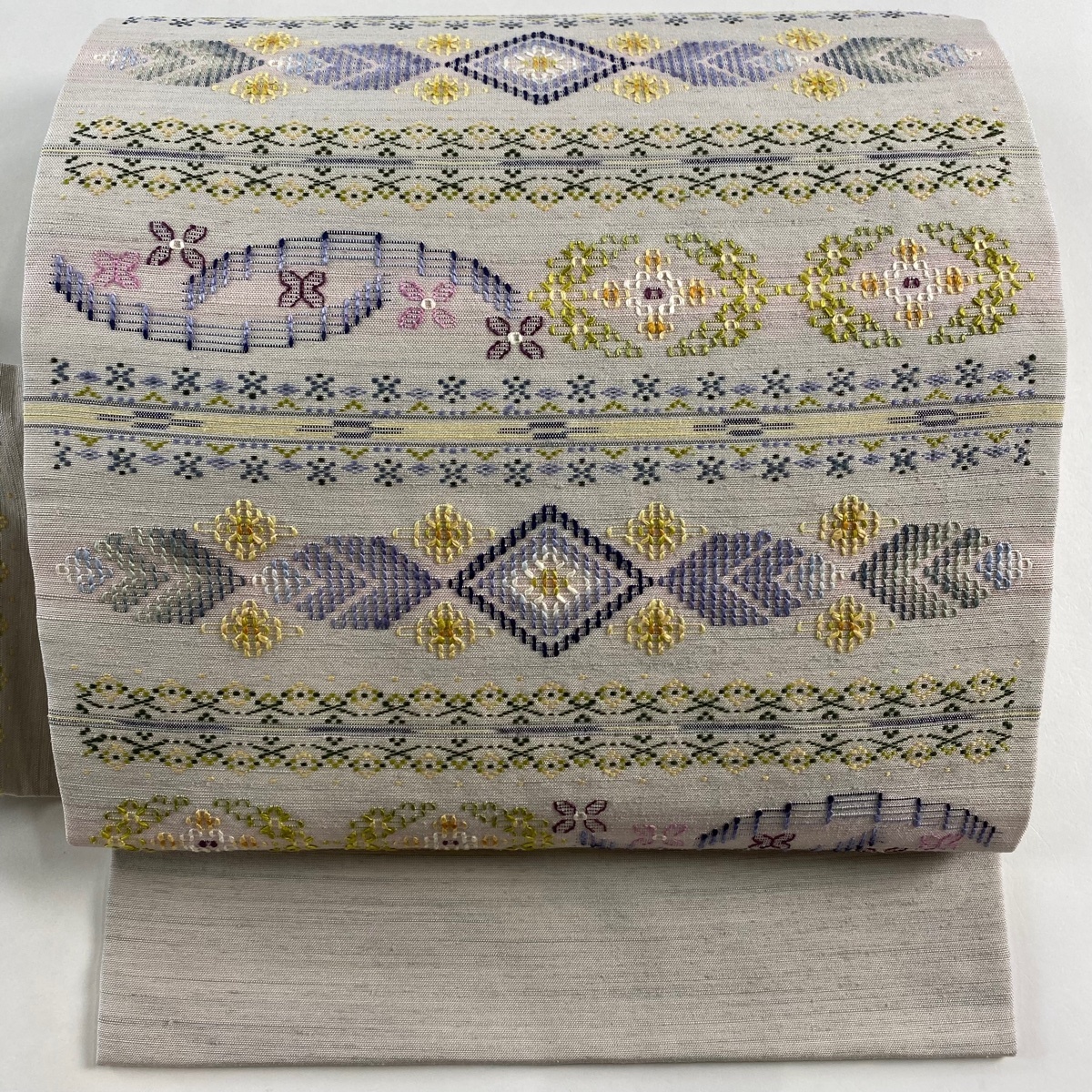 名古屋帯 美品 逸品 証紙 紬地 読谷山花織 華文 菱 刺し子刺繍 花織 灰茶 正絹 【中古】拍卖