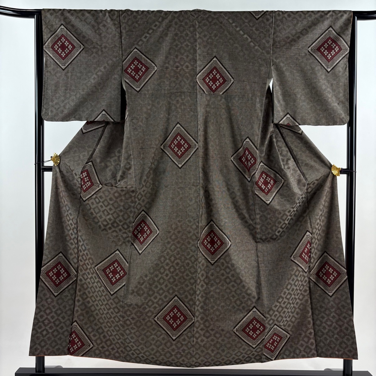 紬 身丈155.5cm 裄丈64cm M 袷 菱 花 焦茶色 正絹 名品 【中古】拍卖