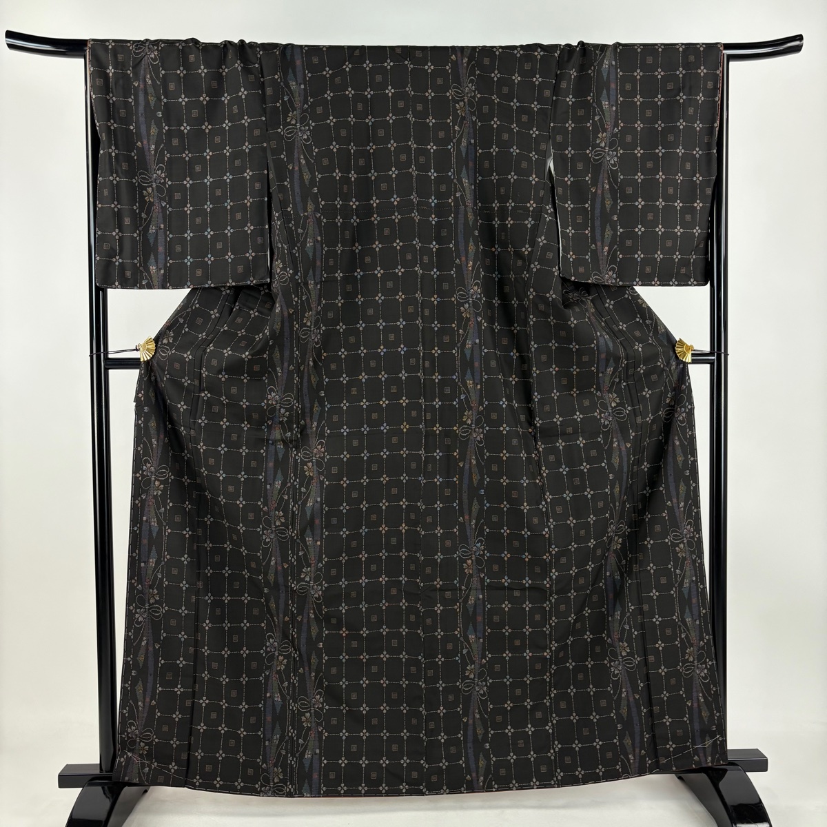 大島紬 身丈163cm 裄丈68cm L 袷 純泥染 やまと 証紙 格子 桜 墨色 正絹 美品 名品 【中古】拍卖