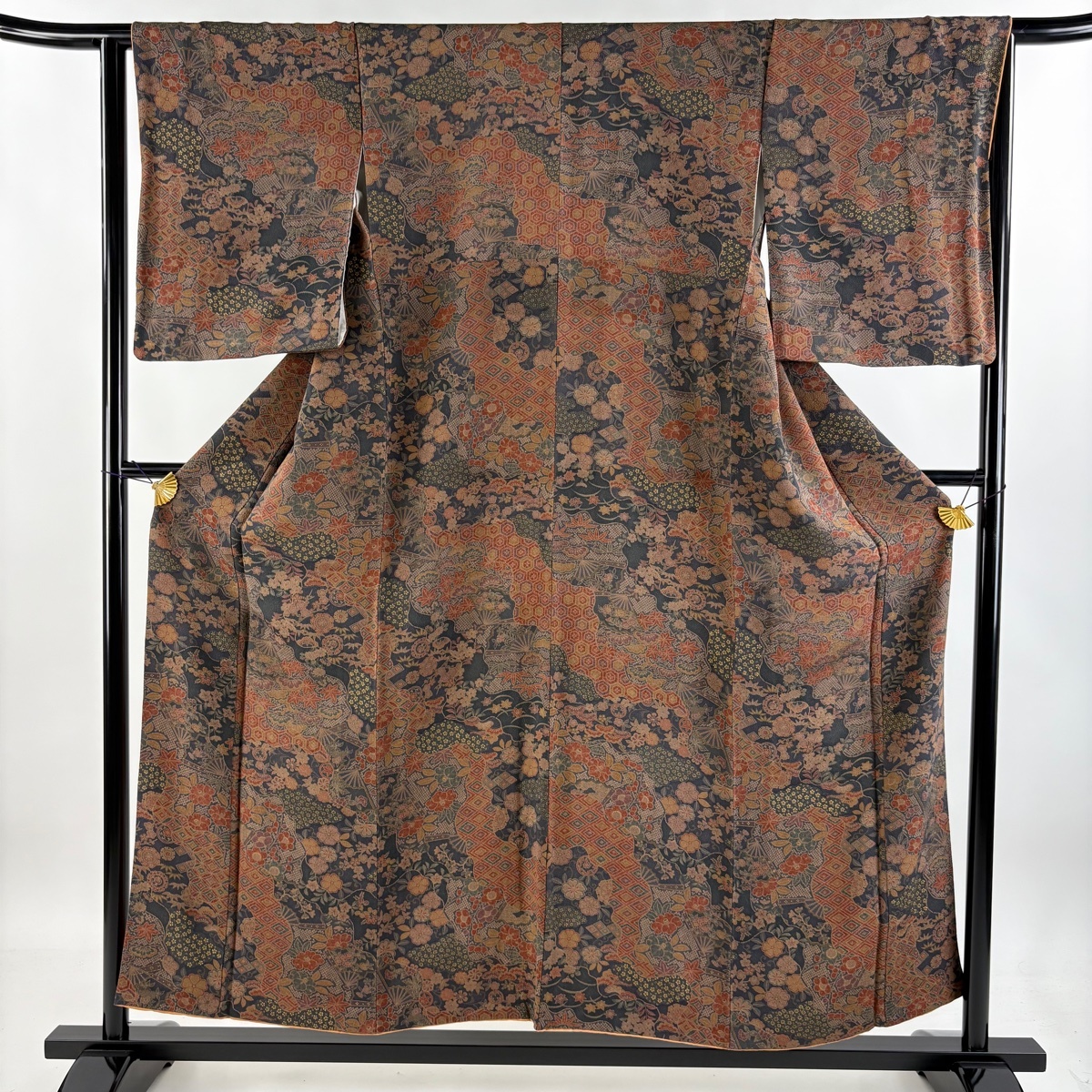 小紋 身丈153.5cm 裄丈65cm M 袷 草花 有職文様 縮緬 黒灰 正絹 秀品 【中古】拍卖