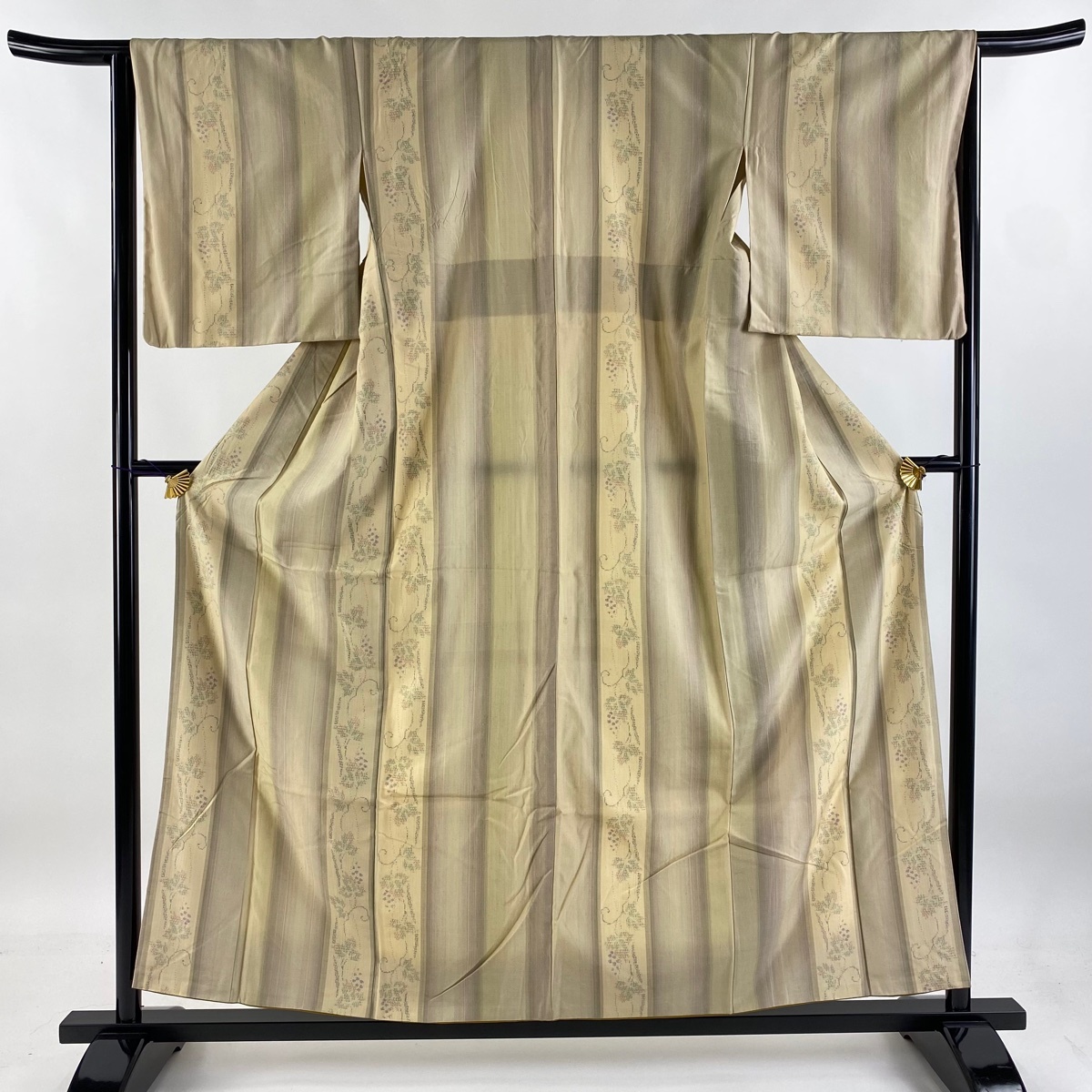 結城紬 身丈158cm 裄丈64cm M 袷 はたおり娘 証紙 縦縞 葡萄唐草 ベージュ 正絹 名品 【中古】拍卖