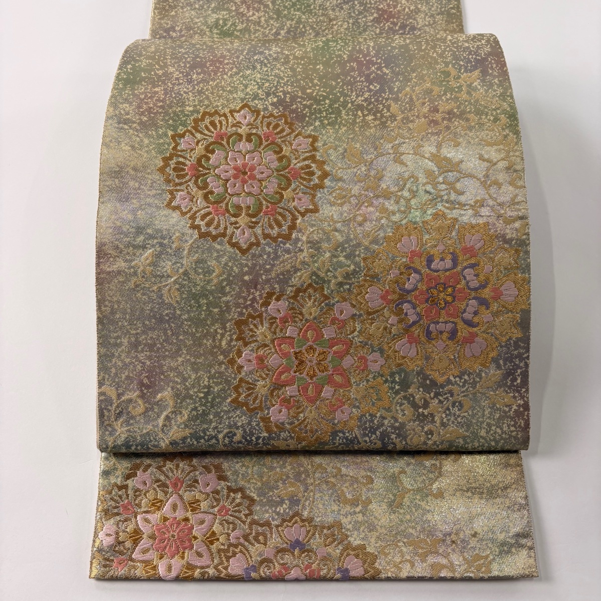 袋帯 秀品 服部織物 落款 こはく錦 手工芸 華文 花唐草 刺繍 金糸 灰緑 お太鼓柄 正絹 【中古】拍卖