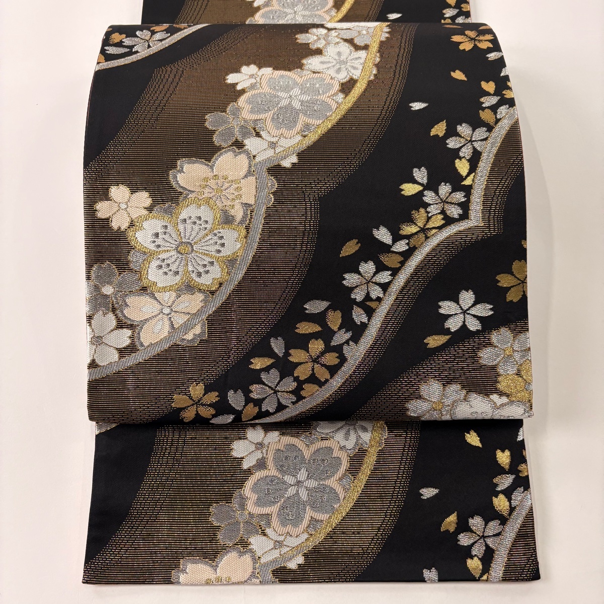 袋帯 美品 秀品 桜 花びら 銀糸 刺繍 黒 六通 正絹 【中古】拍卖