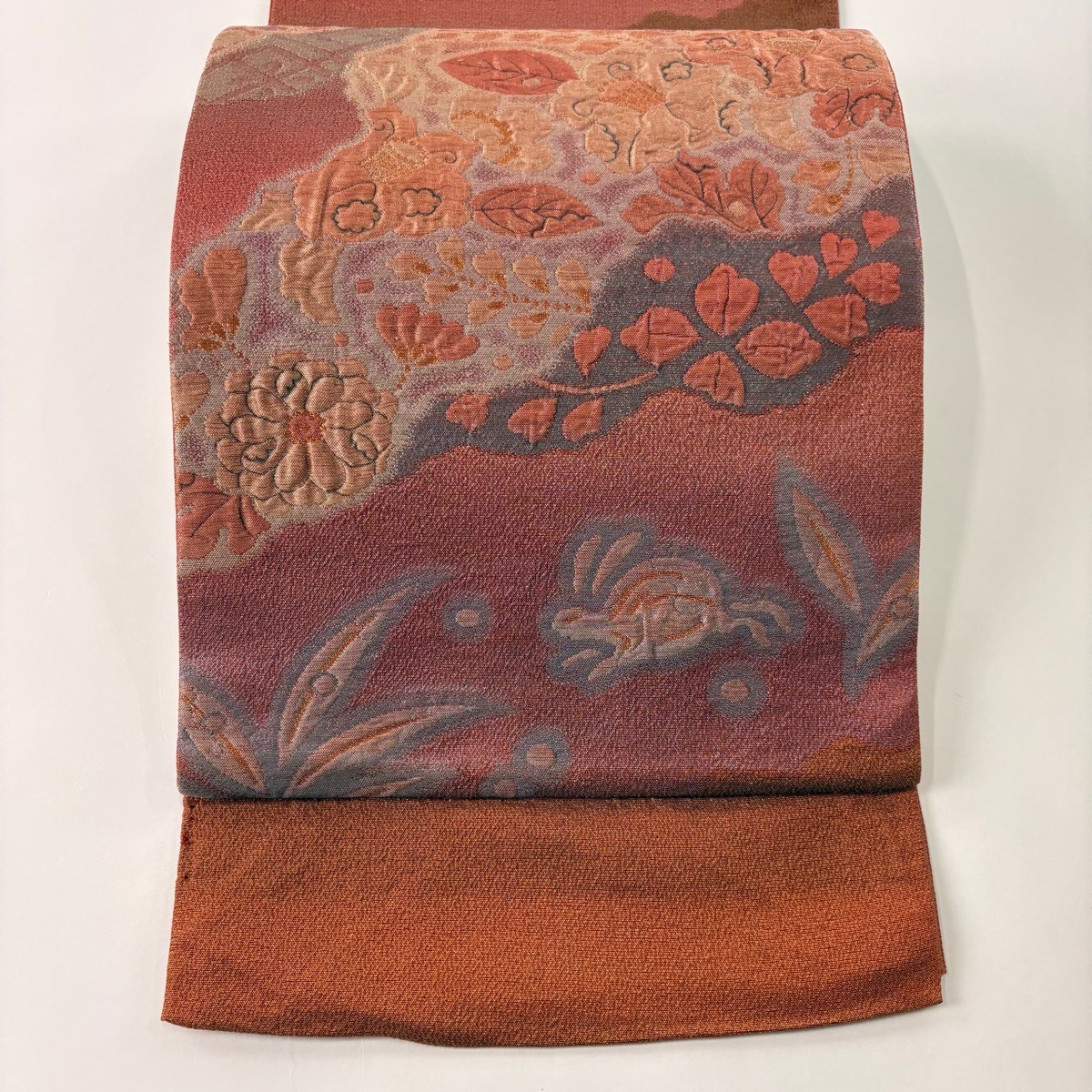 袋帯 美品 秀品 草花 兎 箔 えんじ色 お太鼓柄 正絹 【中古】拍卖