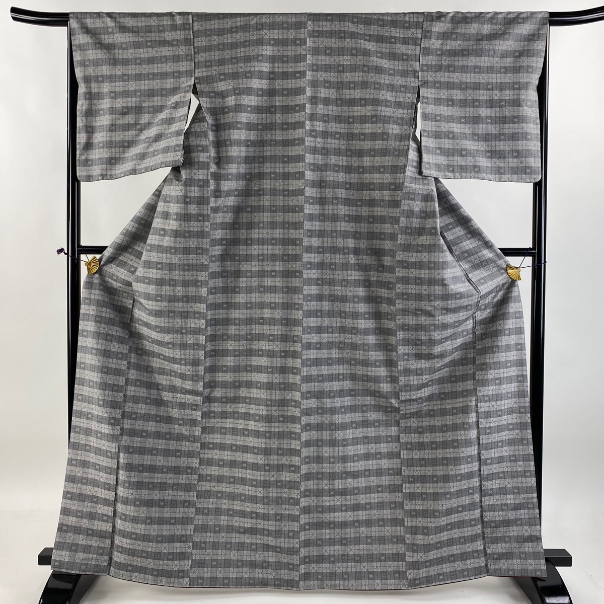 紬 身丈166.5cm 裄丈66cm M 袷 読谷山花織 証紙 格子 幾何学 灰色 正絹 美品 逸品 【中古】拍卖