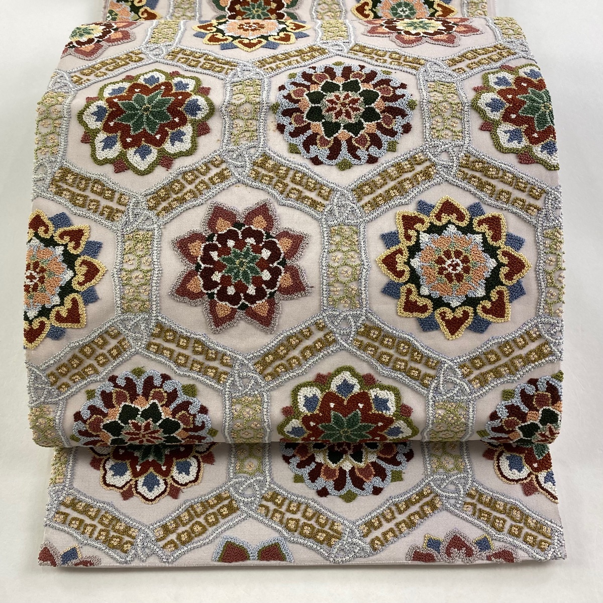 袋帯 逸品 華文 亀甲 相良刺繍 薄ピンク 六通 正絹 【中古】拍卖