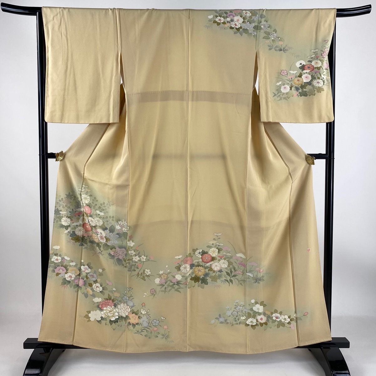 訪問着 身丈160.5cm 裄丈65cm M 袷 落款 菊 草花 金彩 ぼかし ベージュ 正絹 秀品 【中古】拍卖