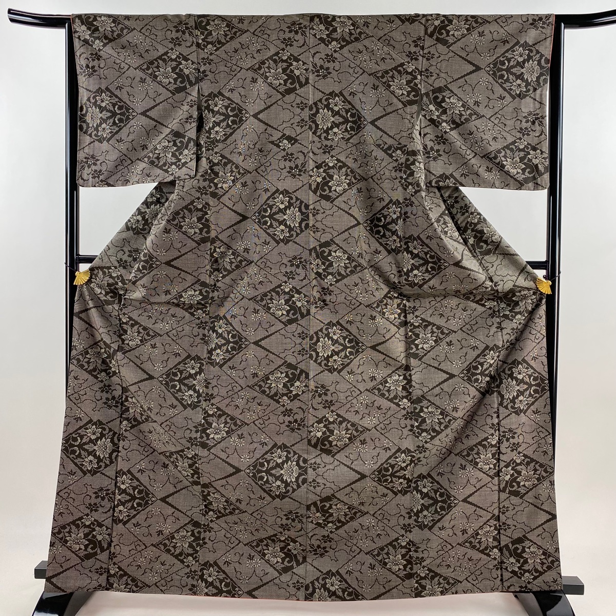 大島紬 身丈166.5cm 裄丈64.5cm M 袷 純泥染 証紙 花唐草 雲文 焦茶色 正絹 秀品 【中古】拍卖