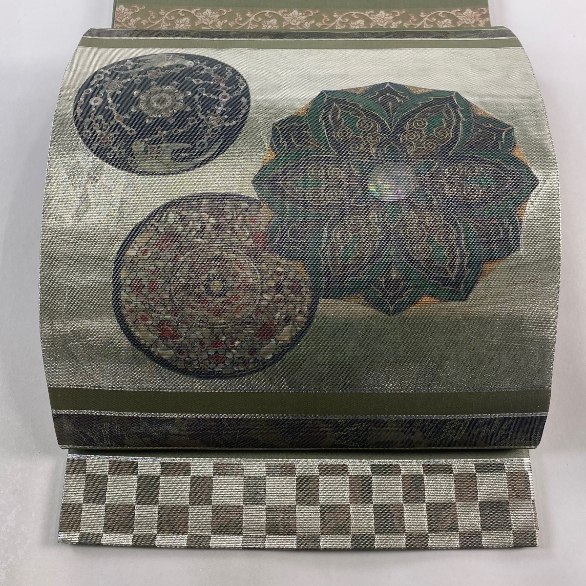 袋帯 美品 秀品 鈴乃屋 華文 草花 金糸 箔 よもぎ色 お太鼓柄 正絹 【中古】拍卖