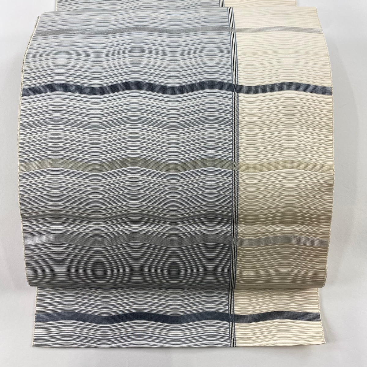 名古屋帯 美品 秀品 八寸名古屋帯 松葉仕立て よろけ縞 波 青灰色 正絹 【中古】拍卖