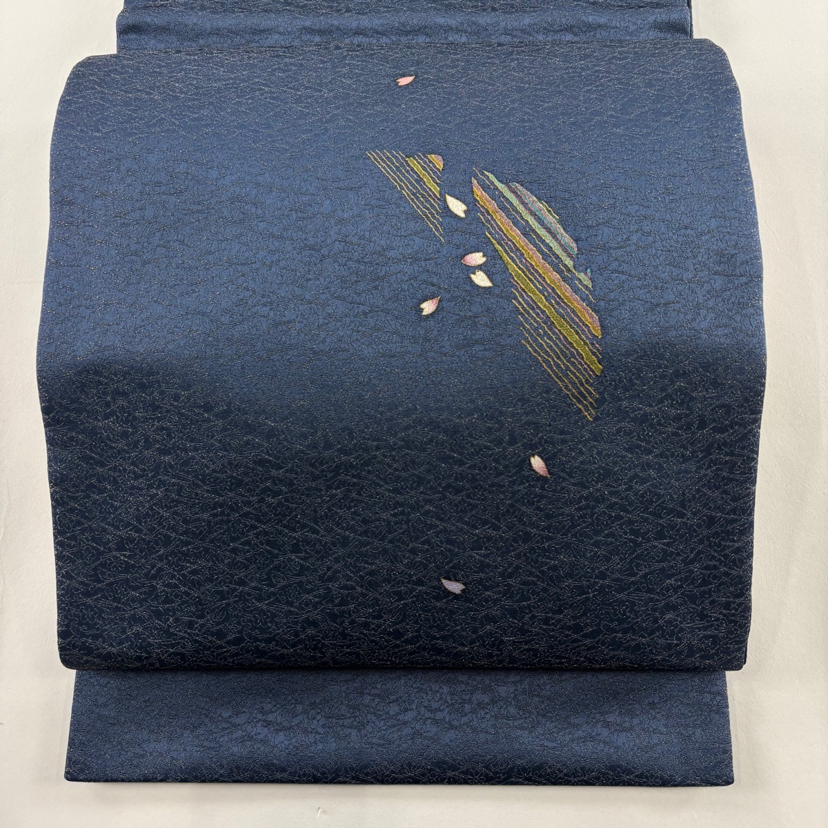 【美品】 袋帯 秀品 花びら 幾何学 金糸 紺色 お太鼓柄 正絹 【中古】拍卖