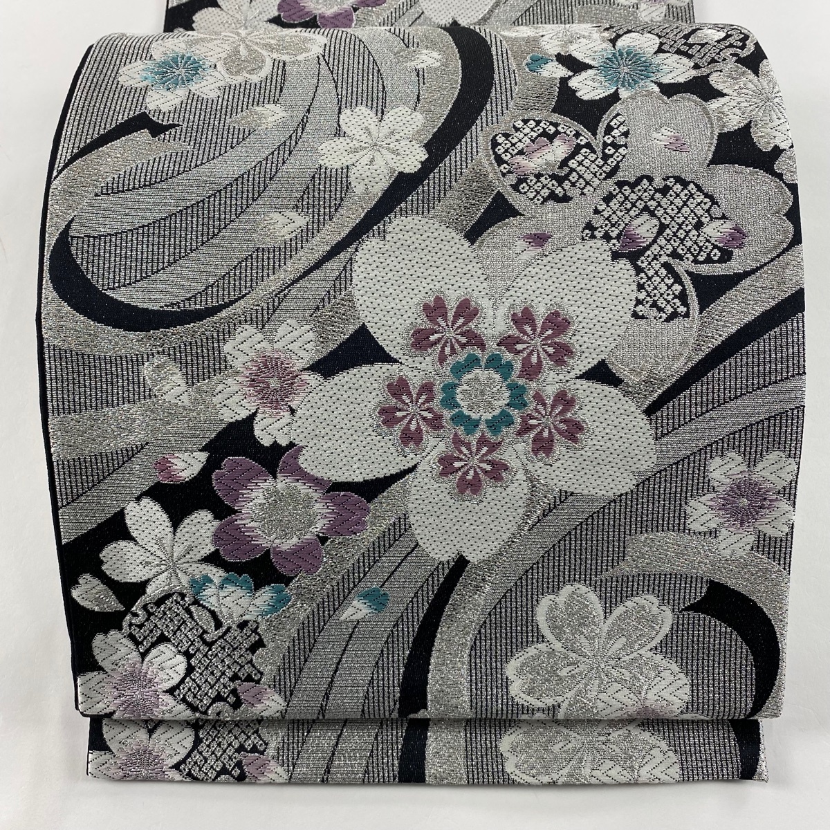 【美品】 袋帯 秀品 振袖向き 桜 桜の花びら 唐織 箔 黒 六通 正絹 【中古】拍卖