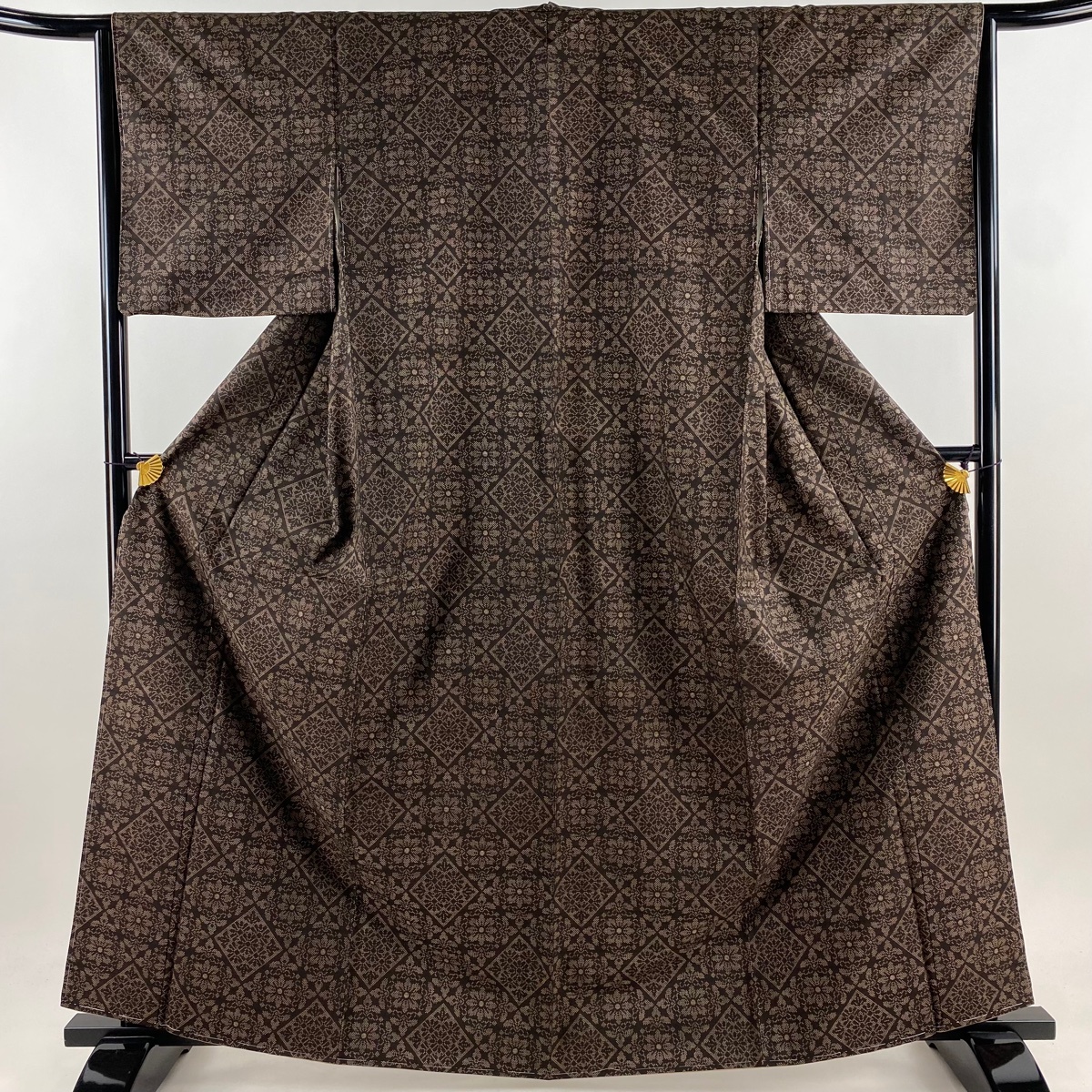 【美品】 大島紬 身丈163.5cm 裄丈65cm M 袷 純泥染 証紙 草花 菱 焦茶色 正絹 秀品 【中古】拍卖