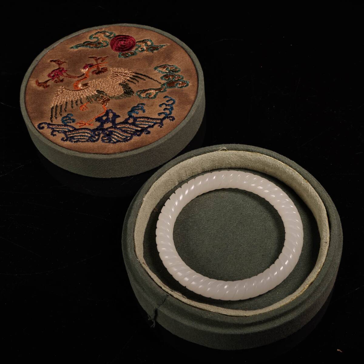 『清・和田玉製・細密彫・腕輪・彩繪・箱付・根付・裝身具』極細工 置物 古賞物 中国古玩 中国古美術拍卖