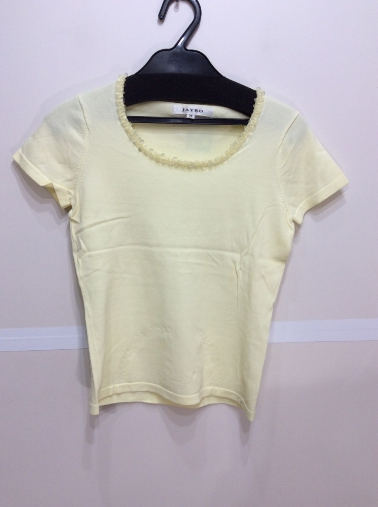 ジャイロ 薄黄色×首まわりスパンコール飾り半袖カットソー レーヨン、ナイロン サイズM拍卖