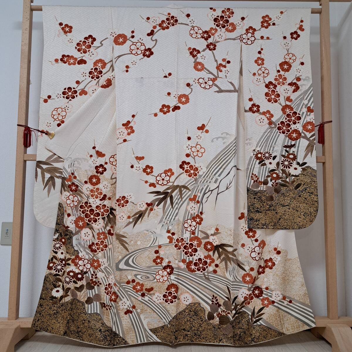 即決■着物の越田■裄64身丈165 正絹 振袖 成人式 梅の花 伊達衿あり 金駒 金彩加工 東京ますいわ屋 D ◇む08R03拍卖